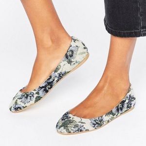 🌟SALE🌟 EUC. Floral flats!